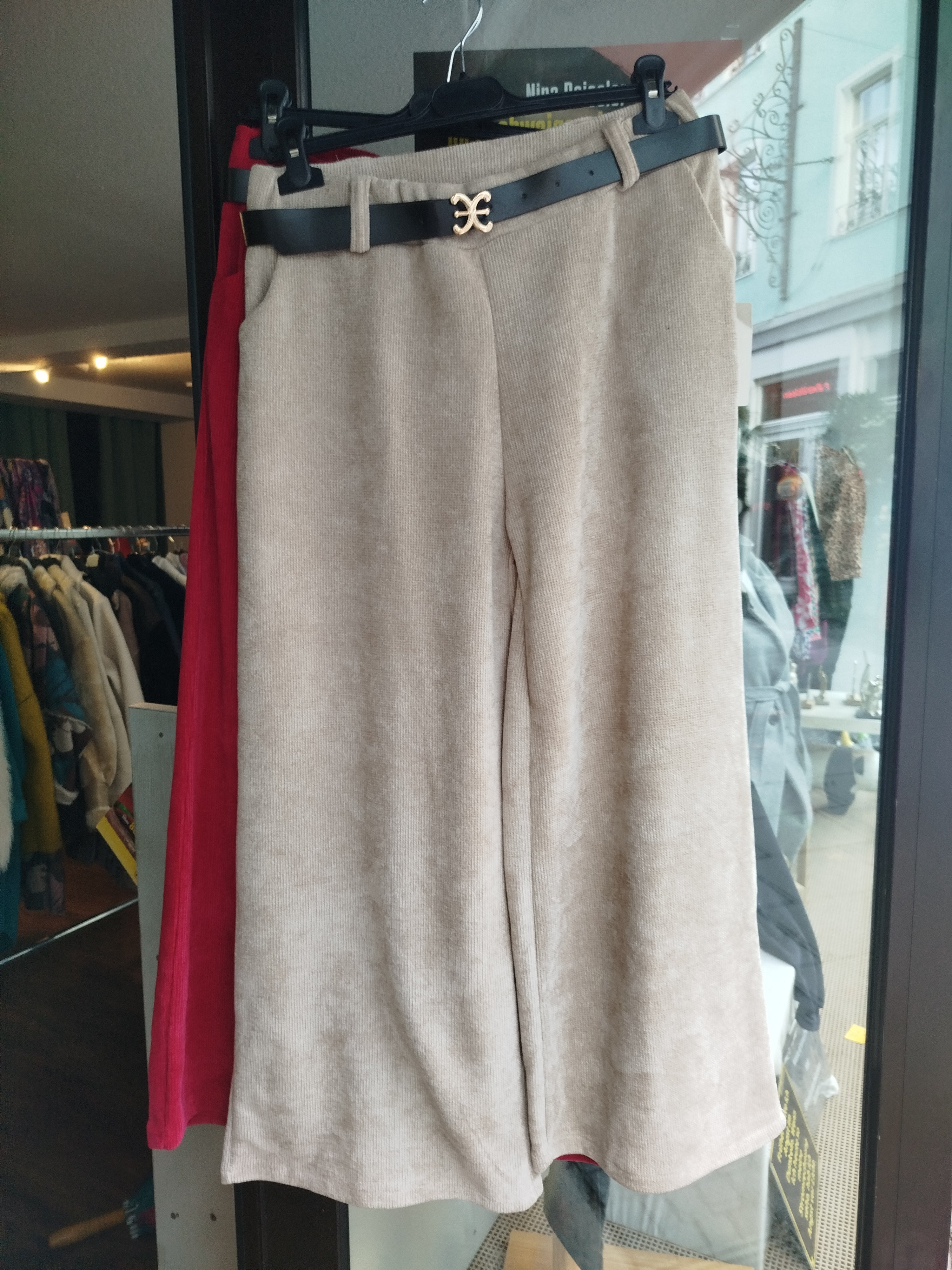 Weiche Cordhose mit weitem bein und Gürtel onesize (38-44)