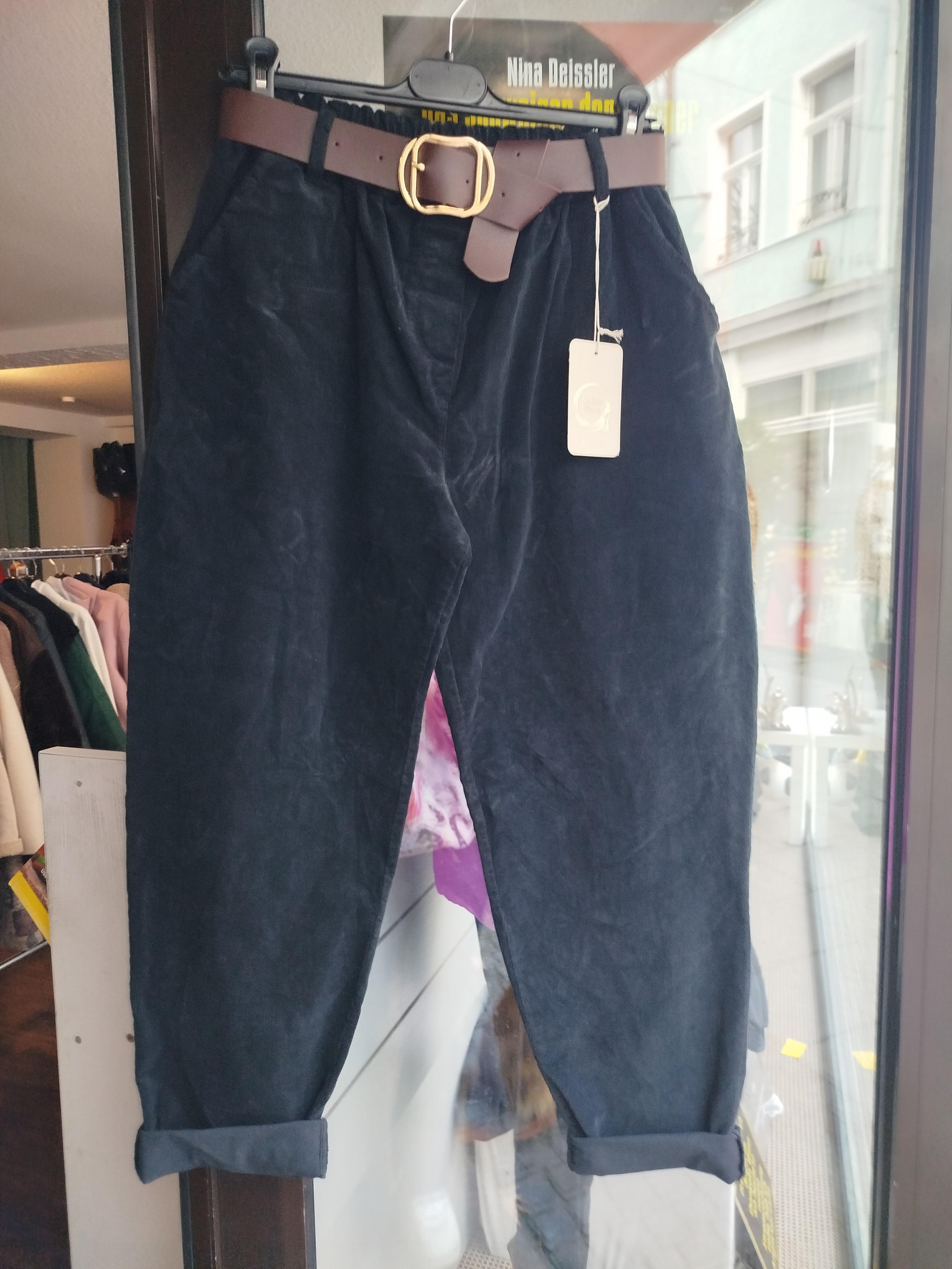 weit geschnittene Cordhose mit Gürtel onesize (36-42)