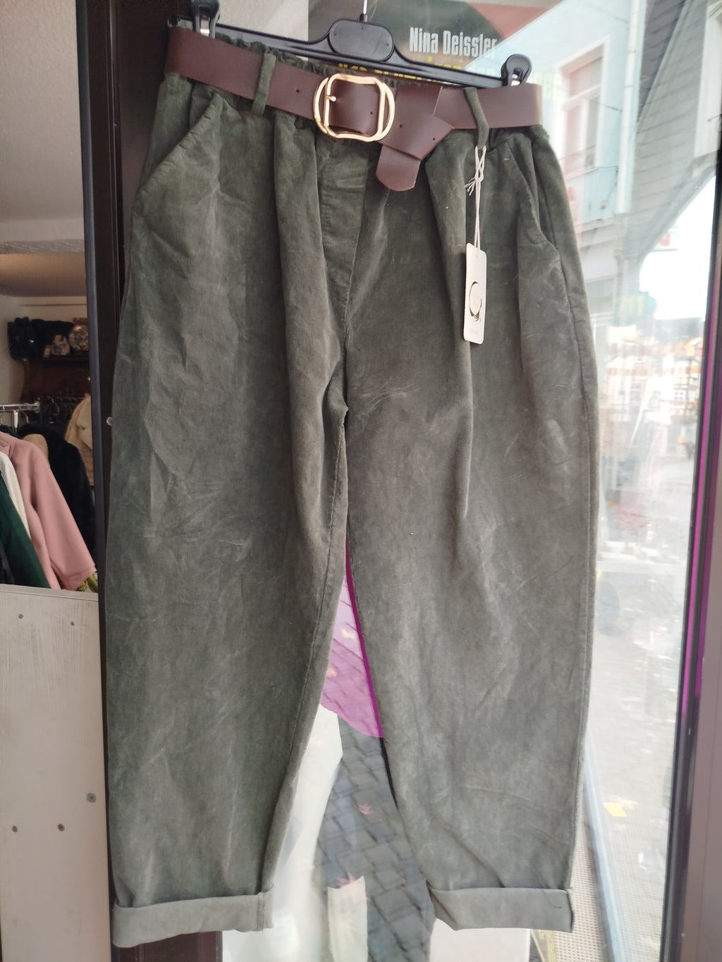 weit geschnittene Cordhose mit Gürtel onesize (36-42)